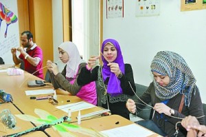 Egyptian students learn to do Chinese kites