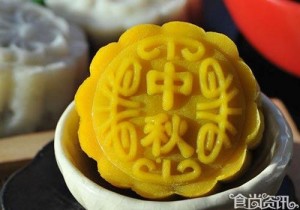 Hong Kong specialties snowy moon cake practices