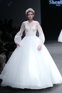 Peng Jing deep white wedding dress show: Liu Xuan finale kiss female designers
